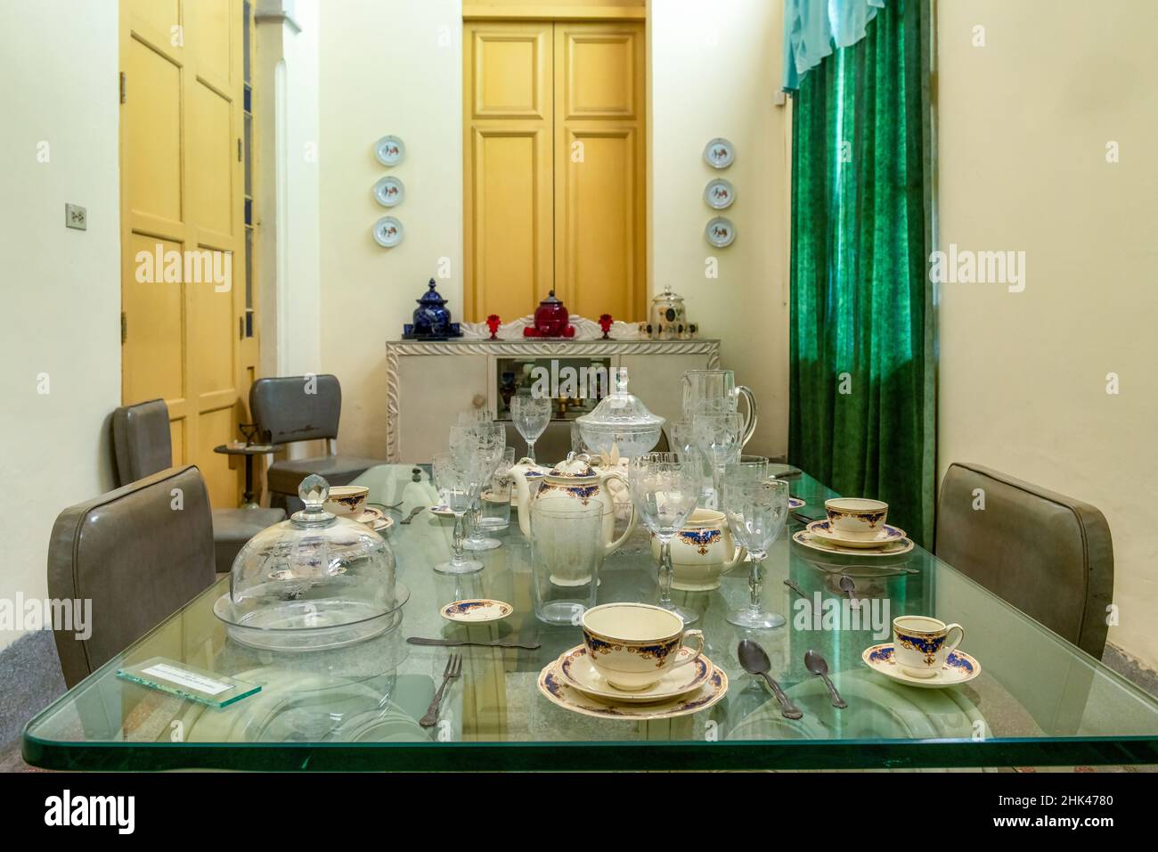 Décor de style colonial dans une table de salle à manger du Musée des arts décoratifs.Le Museo de Artes Decorativas est un lieu célèbre et un grand site touristique Banque D'Images