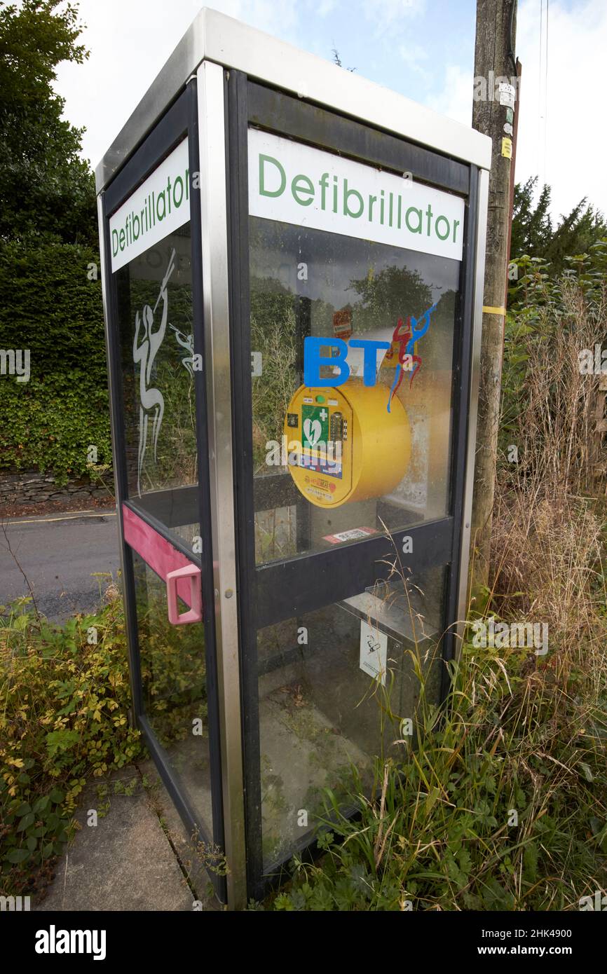 défibrillateur dans l'ancienne boîte de téléphone bt près du district de sawrey lake, cumbria, angleterre, royaume-uni Banque D'Images