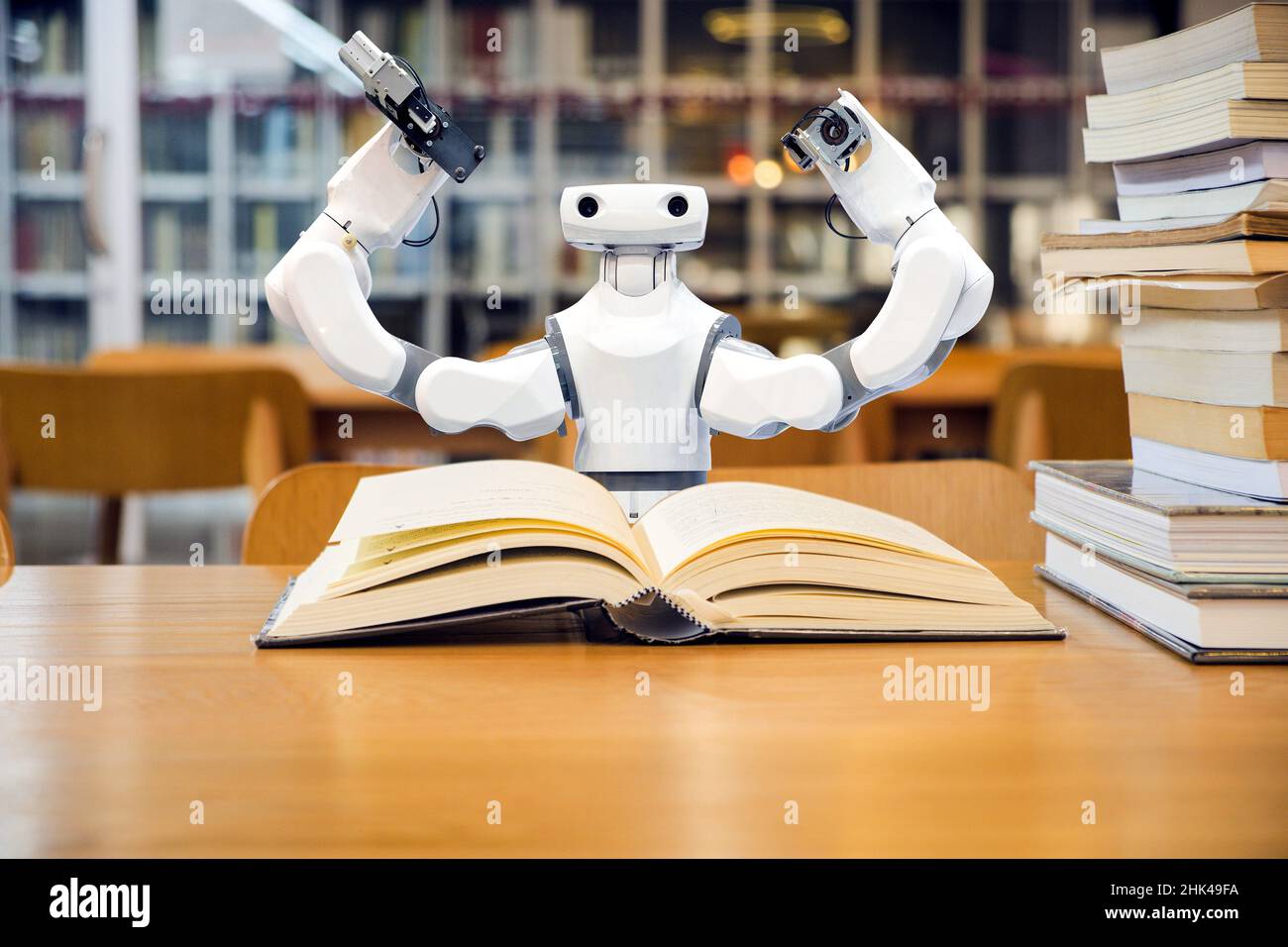 Les robots de l'IA intelligente lisent des manuels dans une bibliothèque pour étudier les connaissances en travaillant avec ou en remplaçant les êtres humains dans le futur concept Banque D'Images