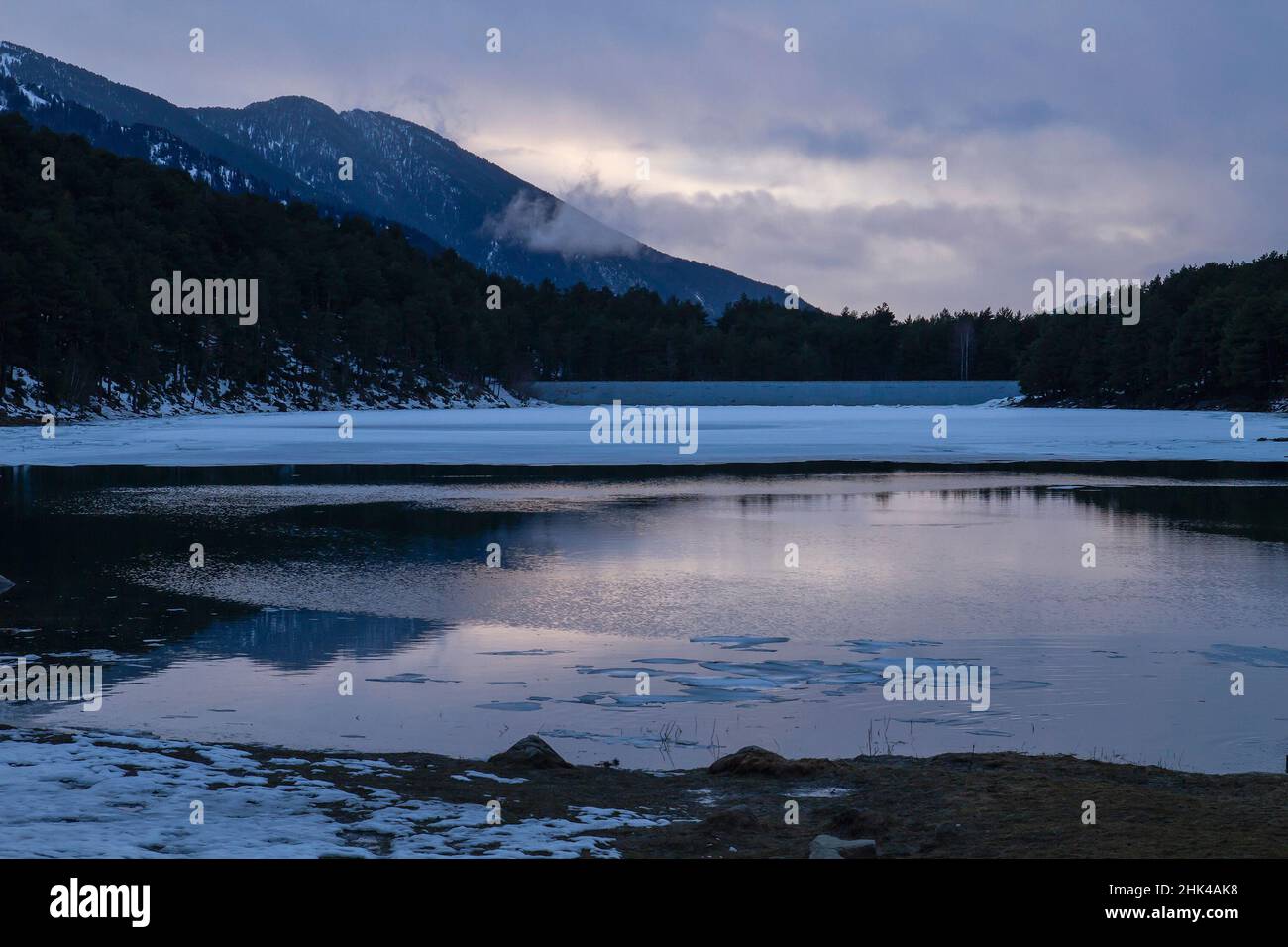 Paysage enneigé d'hiver au bord du lac d'Engolastres dans les Pyrénées Banque D'Images