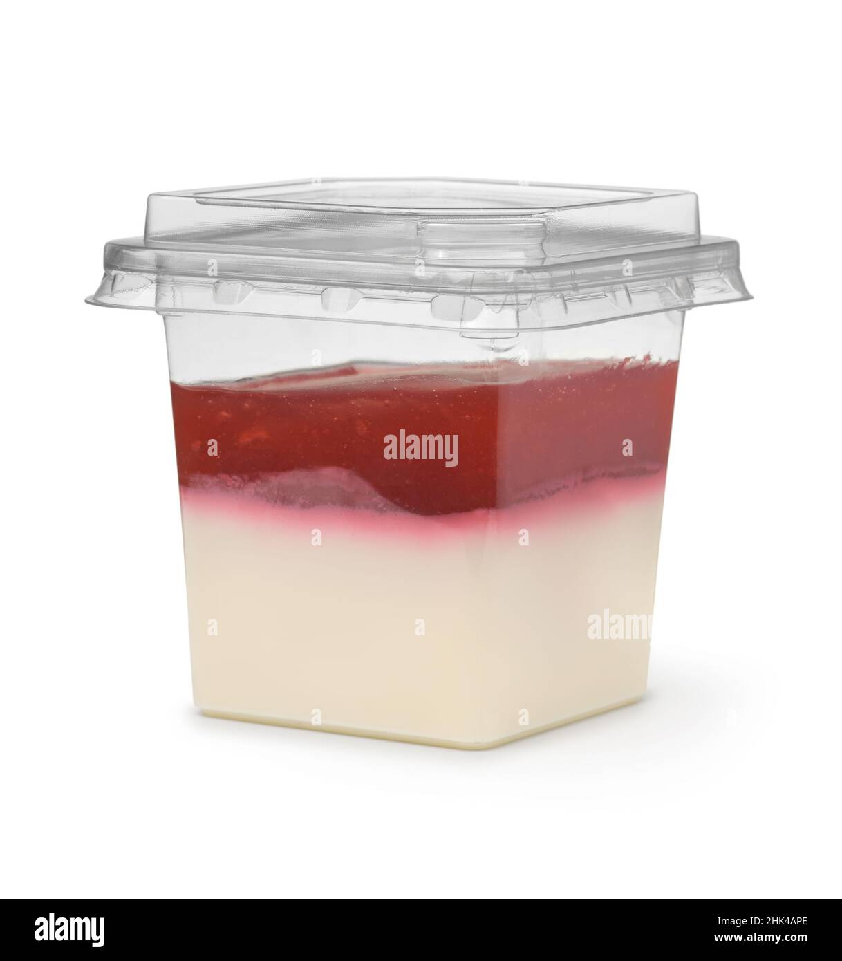 Panna cotta fraise dans une tasse en plastique isolée sur blanc Banque D'Images