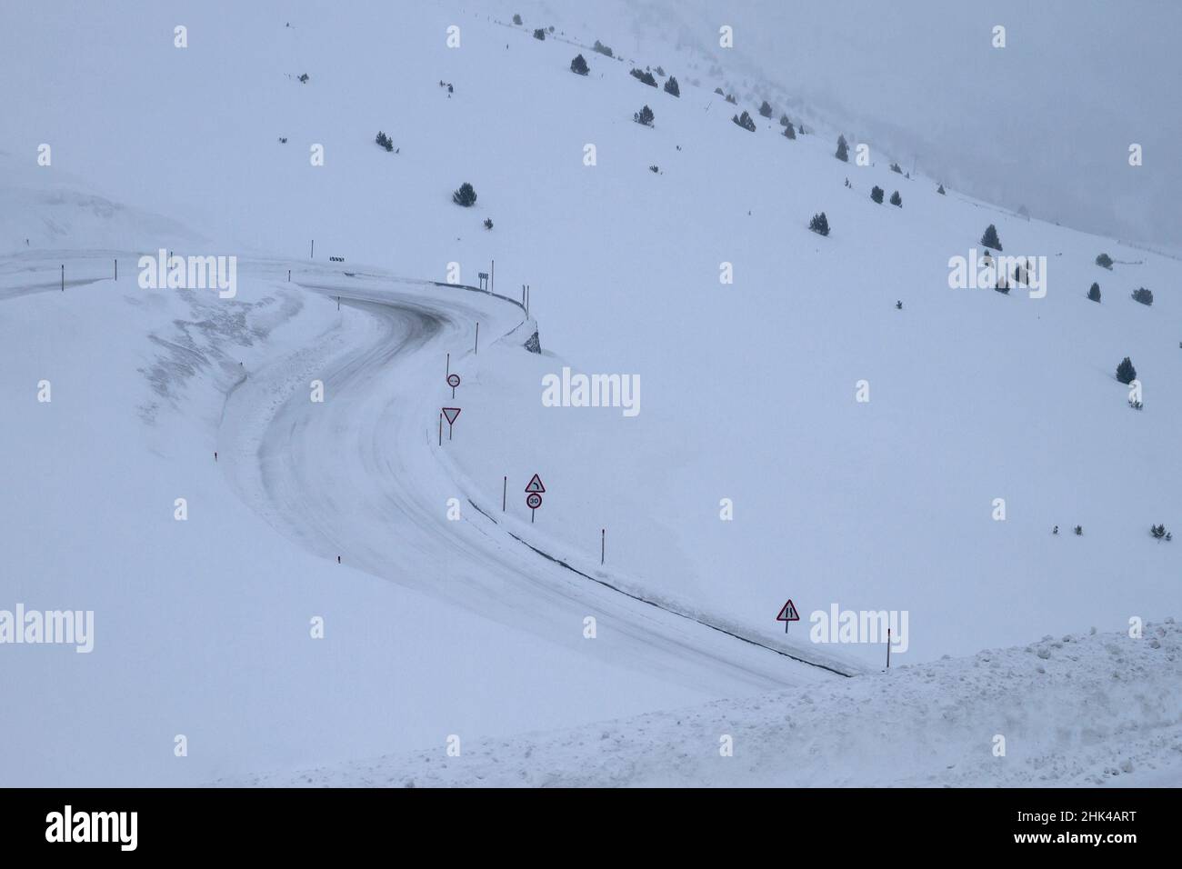 Route sinueuse en montagne enneigée Banque D'Images