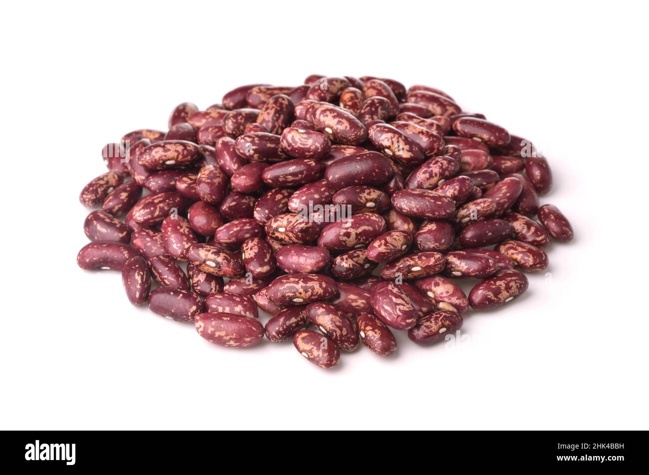 Pile de haricots rouges mouchetés secs isolés sur du blanc Banque D'Images