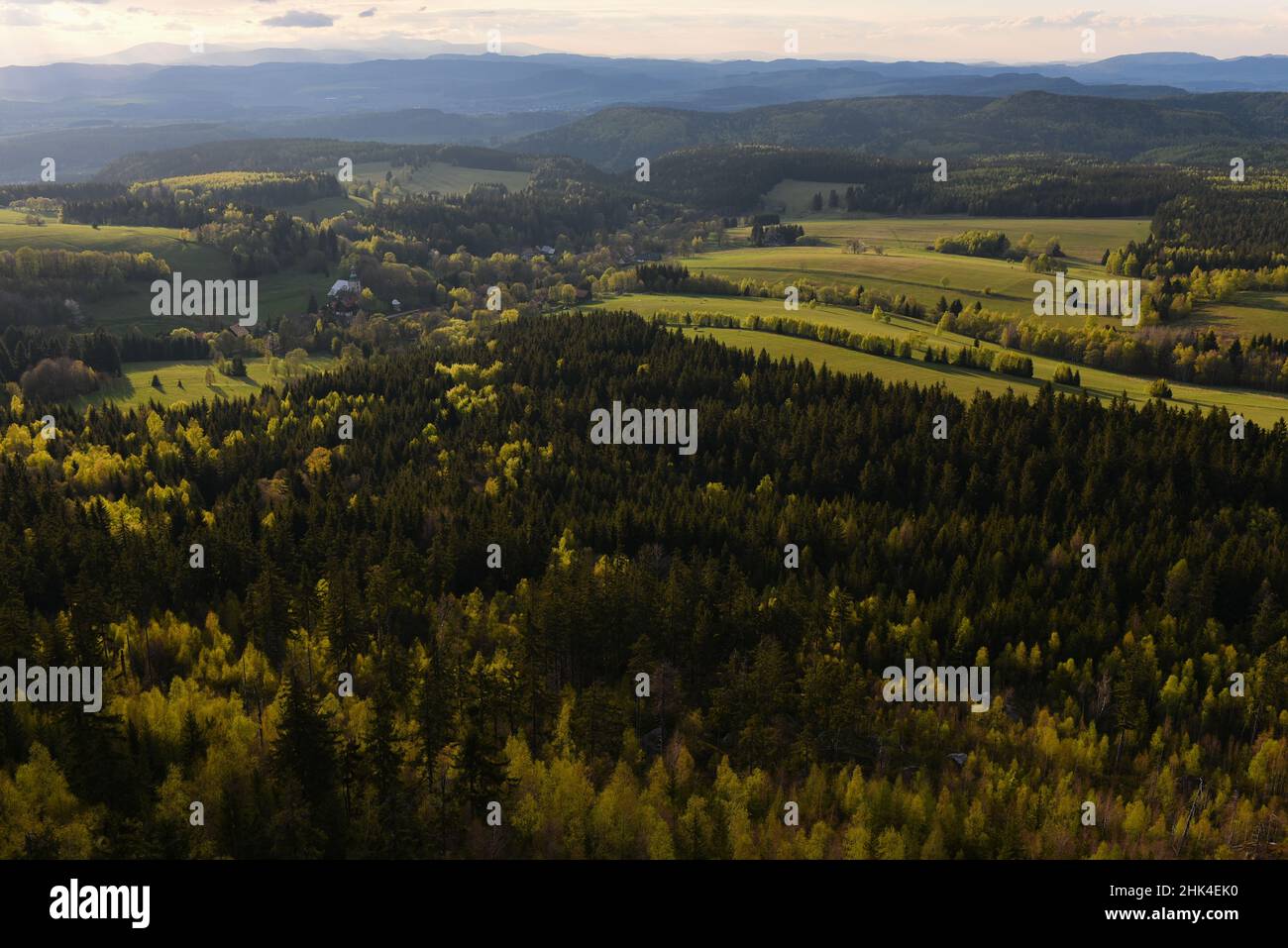 Vue depuis Szczeliniec Wielki - Stołowe Mountains, Pologne. Banque D'Images