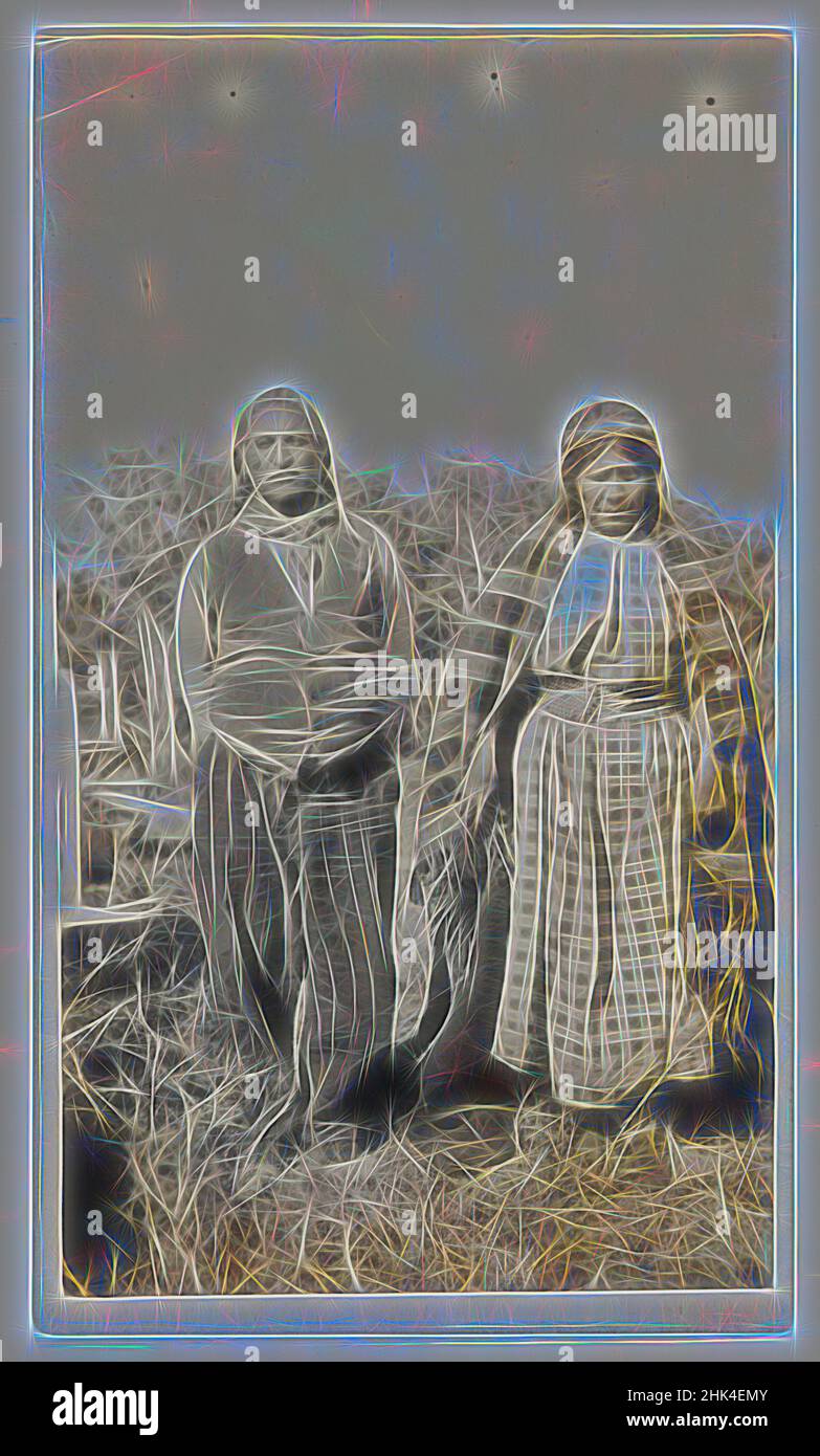 Inspiré par Two Standing Women, américain, Gelatin Silver photographie, ca. 1900, 5 1/4 x 3 1/2 po, 13,3 x 8,9 cm, repensé par Artotop. L'art classique réinventé avec une touche moderne. Conception de lumière chaleureuse et gaie, de luminosité et de rayonnement de lumière. La photographie s'inspire du surréalisme et du futurisme, embrassant l'énergie dynamique de la technologie moderne, du mouvement, de la vitesse et révolutionne la culture Banque D'Images