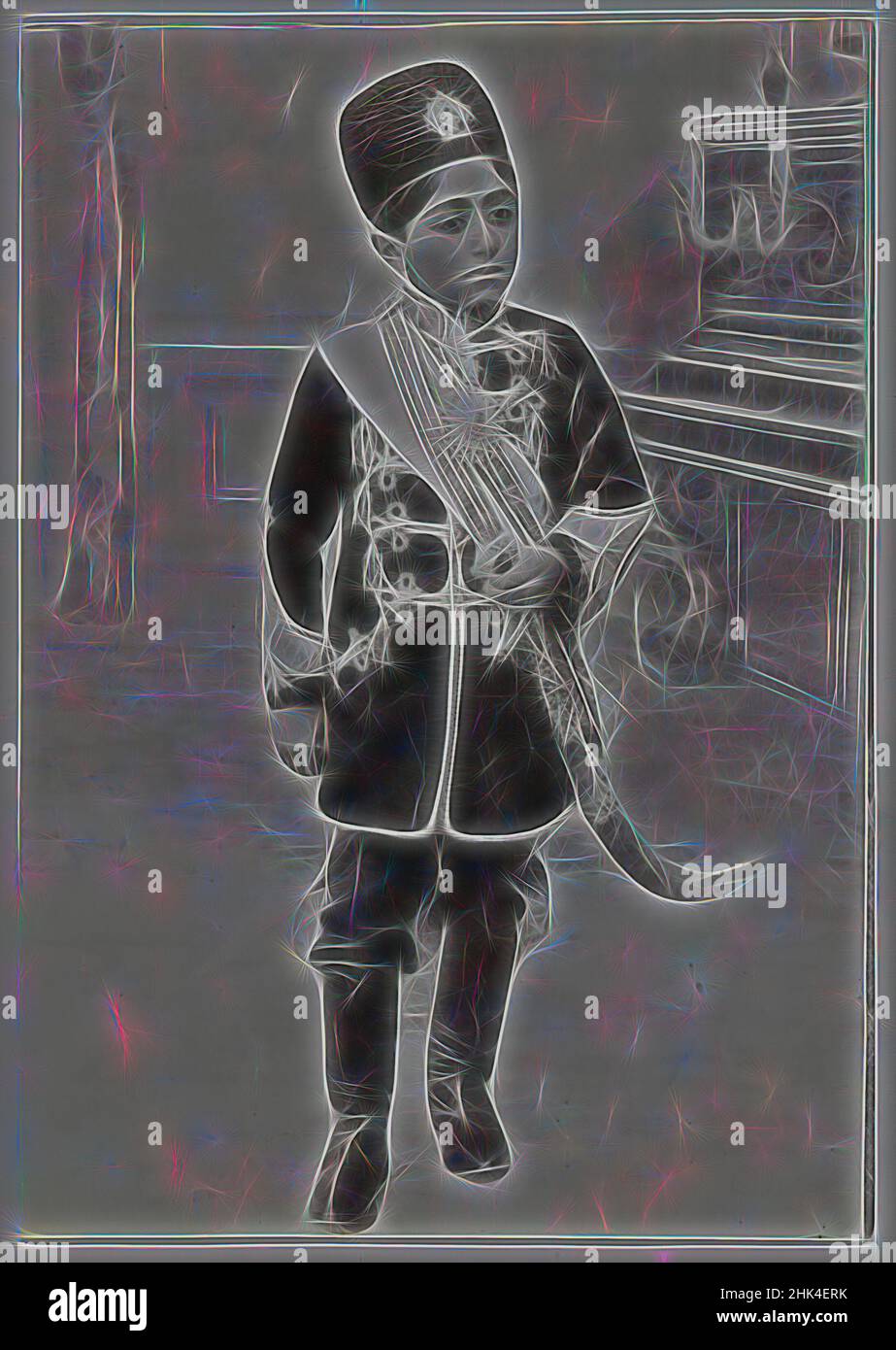 Inspiré par le portrait de Malijak Aziz al-Sultan ou Ahmad Shah comme jeune garçon, une des 274 photographies de Vintage, Gelatin Silver photographie, ca. 1890 ou 1900-1905, Qentra, période Qentra, 6 1/2 x 4 9/16 po., 16,5 x 11,6 cm, noir et blanc, garçon, cérémonial, formel, Iran, médaillon, militaire, persan, réimaginé par Artotop. L'art classique réinventé avec une touche moderne. Conception de lumière chaleureuse et gaie, de luminosité et de rayonnement de lumière. La photographie s'inspire du surréalisme et du futurisme, embrassant l'énergie dynamique de la technologie moderne, du mouvement, de la vitesse et révolutionne la culture Banque D'Images