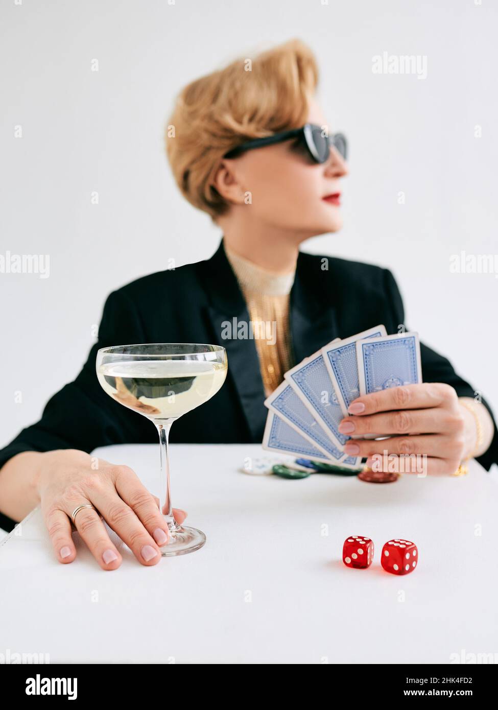 femme mature et élégante en smoking noir et lunettes de soleil au casino.Jeu, mode, visage de poker, concept de passe-temps. Banque D'Images