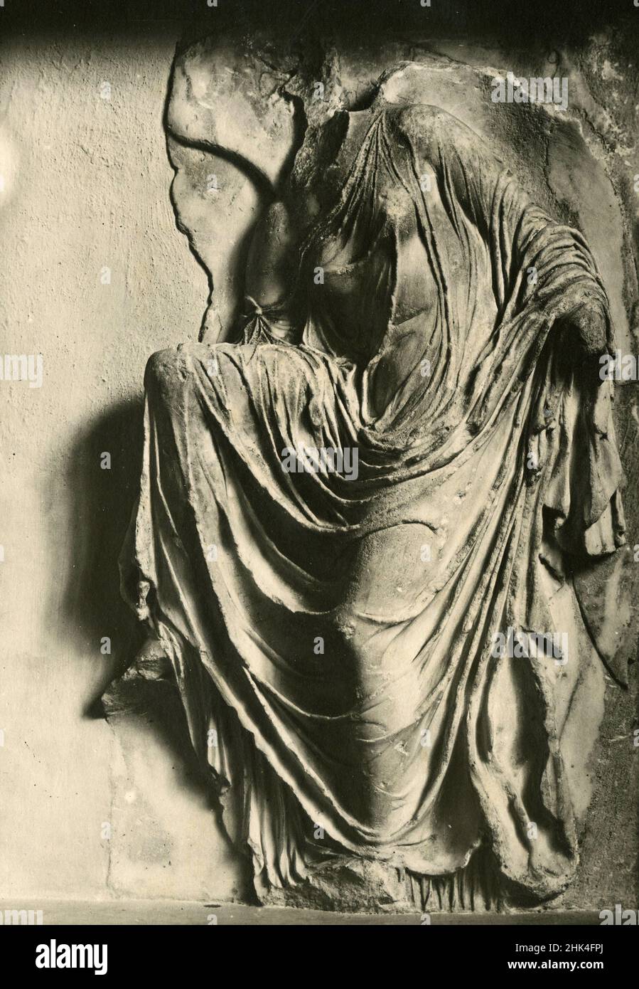 Nike Fastening Her Sandal, sculpture grecque ancienne, Athènes, Grèce 1930s Banque D'Images