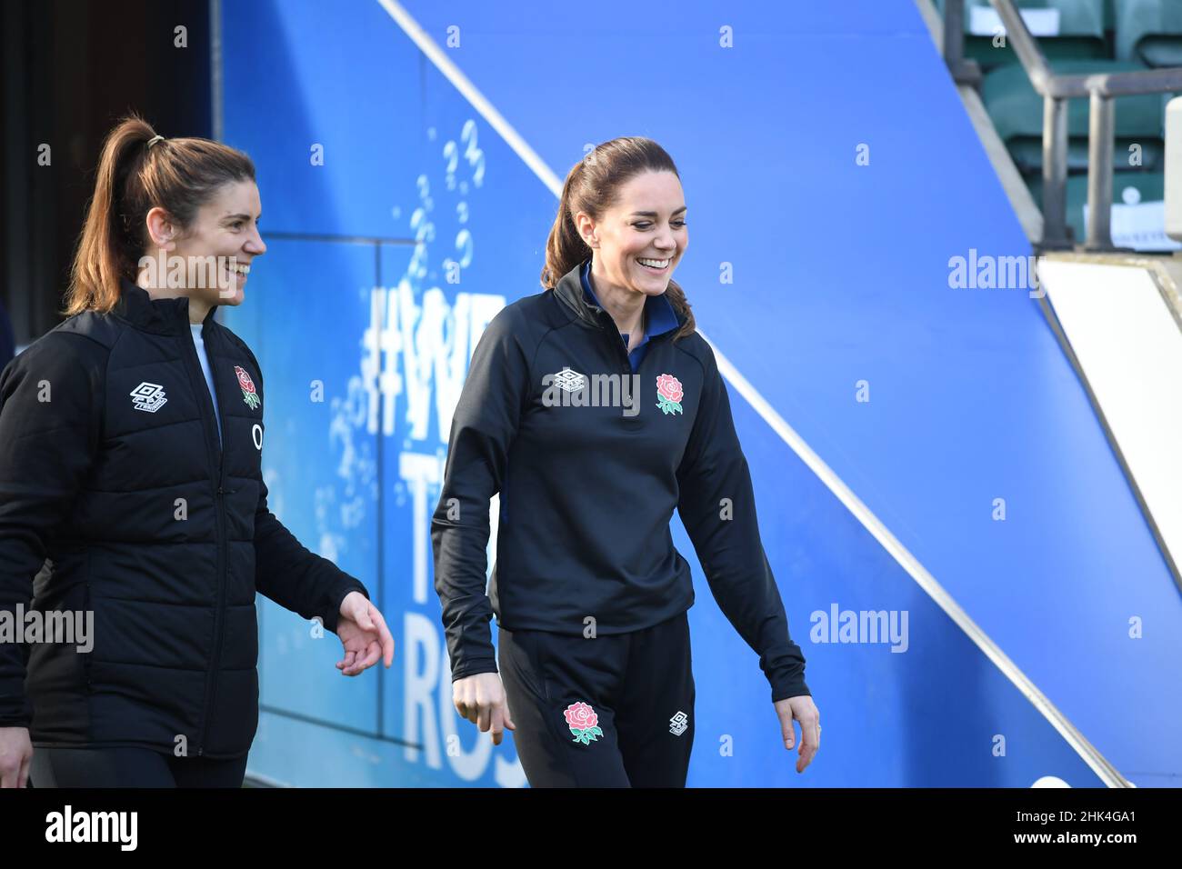 La duchesse de Cambridge (à droite), dans son nouveau rôle de patron de la Rugby football Union, lors d'une visite au stade de Twickenham, pour rencontrer des joueurs, des entraîneurs et des arbitres d'Angleterre et participer à une séance d'entraînement sur le terrain.Date de la photo: Mercredi 2 février 2022. Banque D'Images