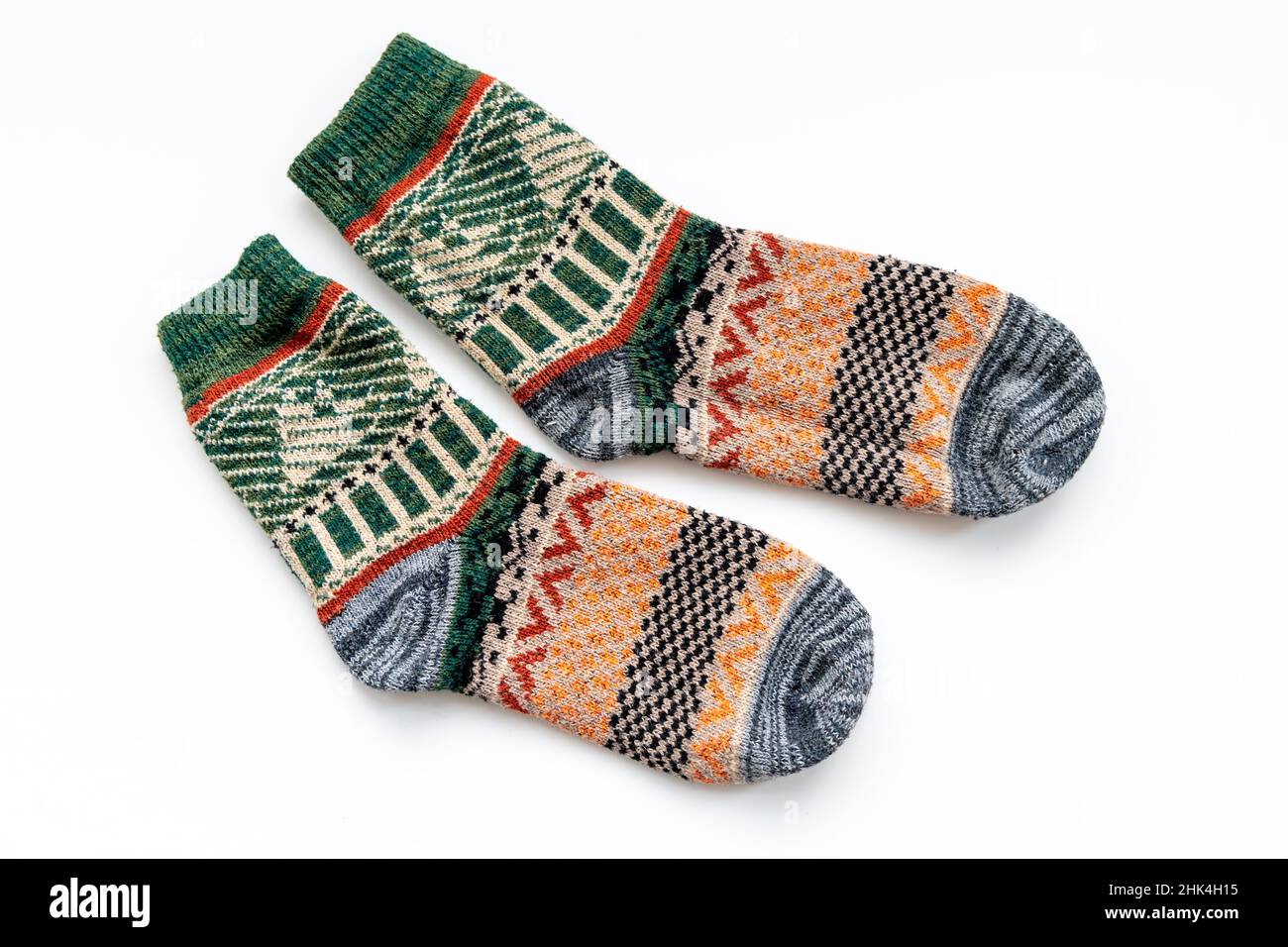 Une paire de chaussettes d'hiver épaisses isolées en blanc. Banque D'Images