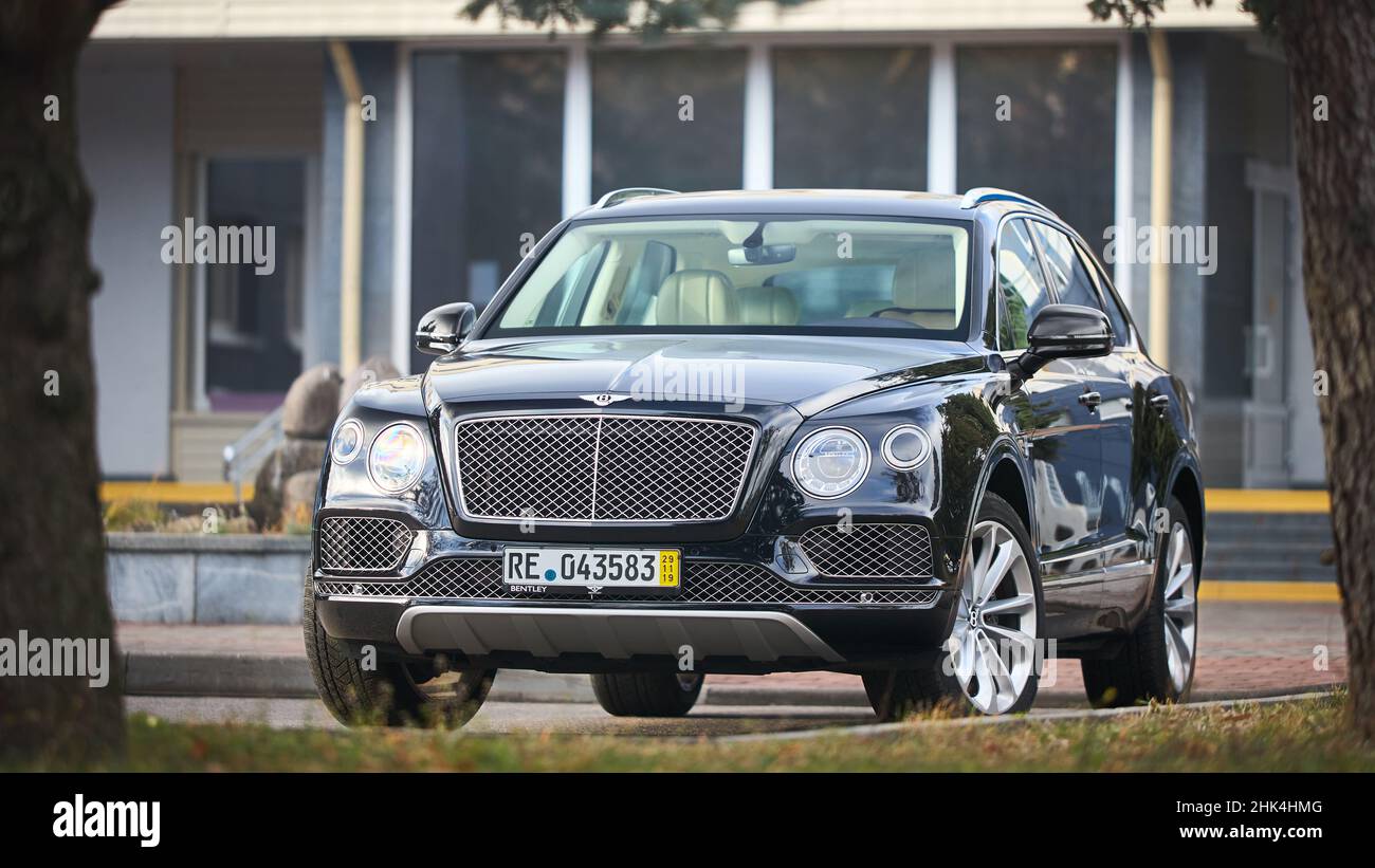BERLIN, ALLEMAGNE - NOVEMBRE 2021: Bentley Bentayga hybride SUV voiture de luxe trois quatrième côté gauche vue avant en plein air garés dans les rues de Berlin en automne Banque D'Images
