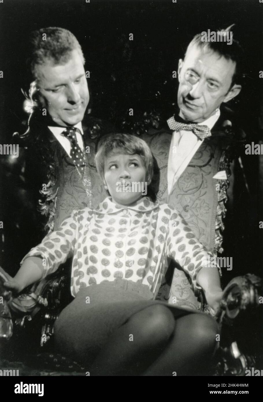 Les Acteurs Allemands Georg Thomalla Liselotte Pulver Et Curt Bois A Droite Dans Le Film Le Chateau Hante Allemagne 1960 Photo Stock Alamy