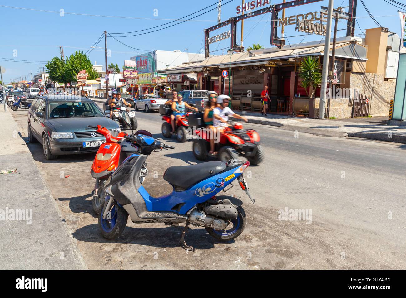 Zakynthos, Grèce - 14 août 2016 : vue sur la rue de la station balnéaire de Laganas.Les gens ordinaires sont dans la rue Banque D'Images