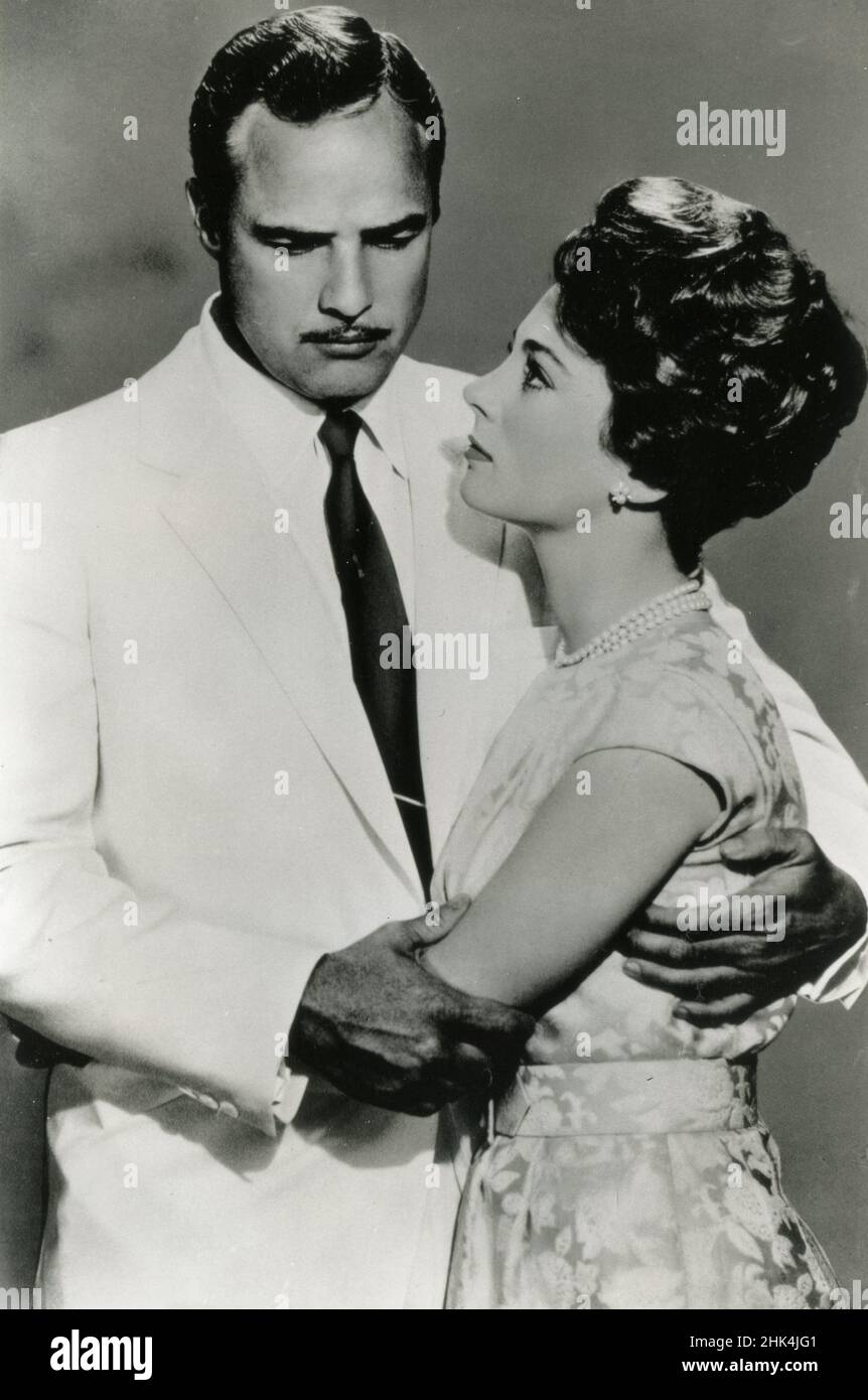 Les acteurs américains Marlon Brando et Sandra Church dans le film The Ugly American, USA 1963 Banque D'Images