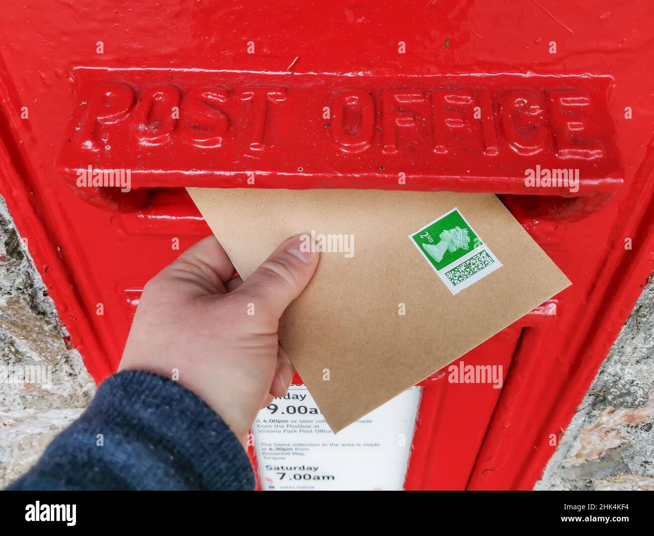 Torquay, Royaume-Uni.02nd févr. 2022.L'envoi d'une lettre de deuxième classe avec les nouveaux timbres QR Code de Royal Mail, publié le 2nd février 2022 au Royaume-Uni.Credit: Thomas Faull/Alamy Live News Banque D'Images