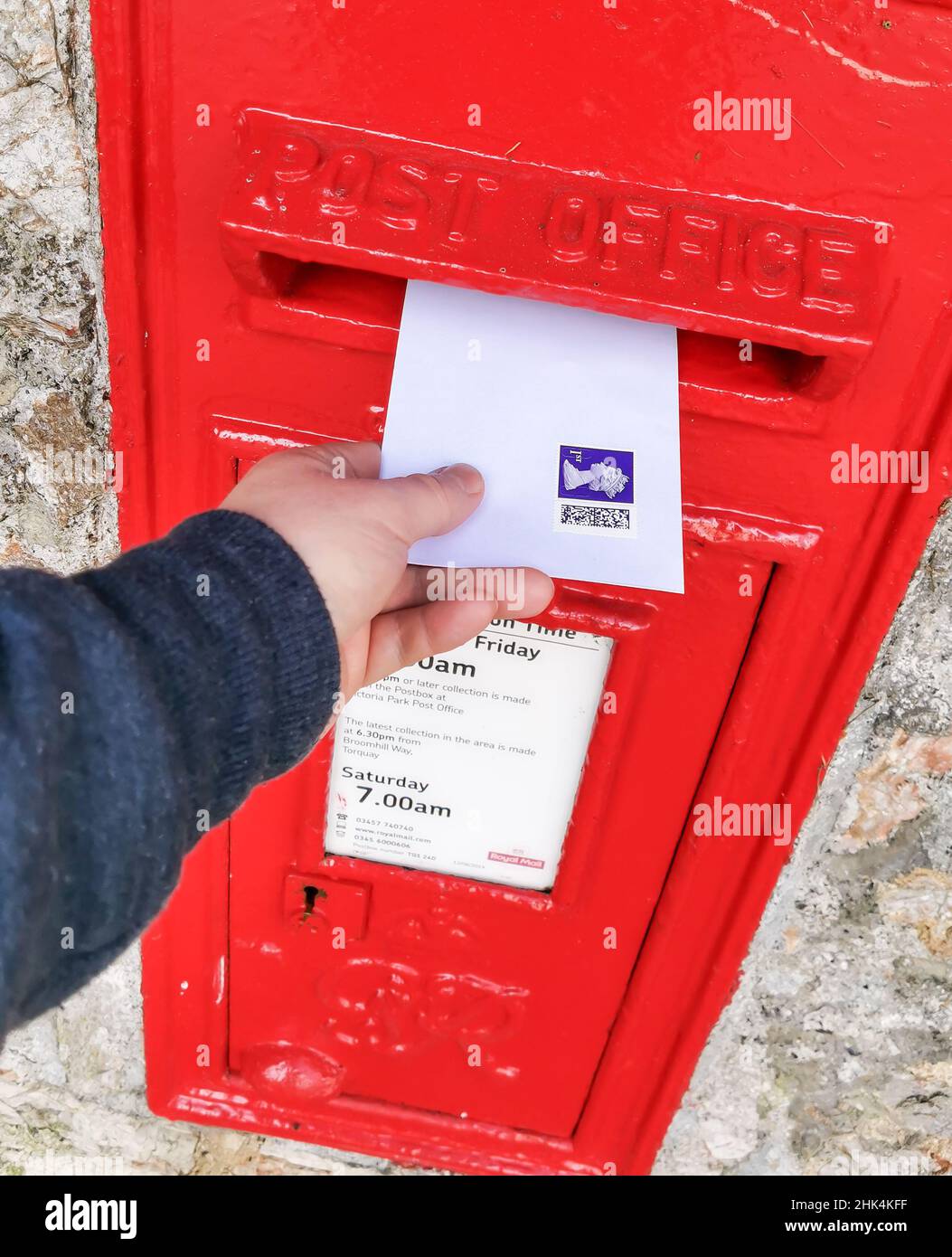 Torquay, Royaume-Uni.02nd févr. 2022.L'envoi d'une lettre de classe 1st avec les nouveaux timbres QR Code de Royal Mail, publié le 2nd février 2022 au Royaume-Uni.Credit: Thomas Faull/Alamy Live News Banque D'Images