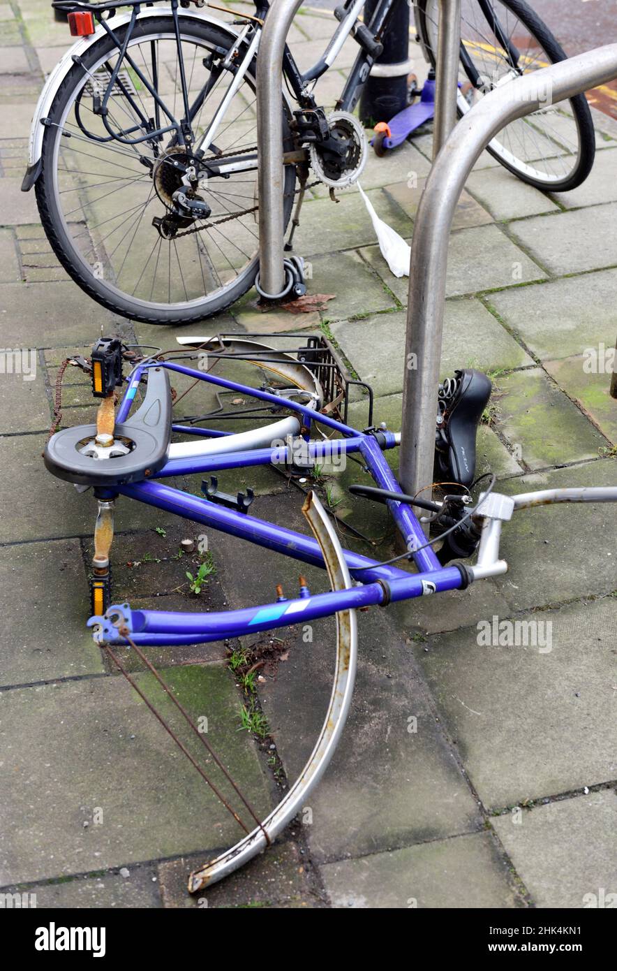 Vélo vandalisé dépouillé de pièces amovibles alors qu'enfermé dans la rue publique et maintenant abandonné Banque D'Images