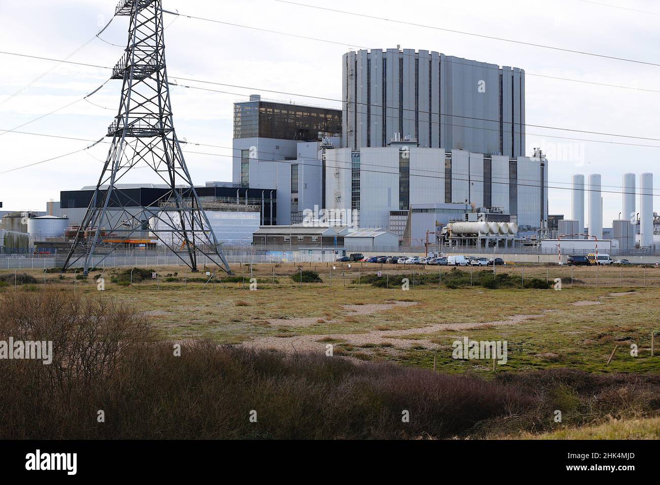 Centrale nucléaire EDF à Dungeness avec pylônes de distribution d'électricité, dungeness, kent, royaume-uni Banque D'Images