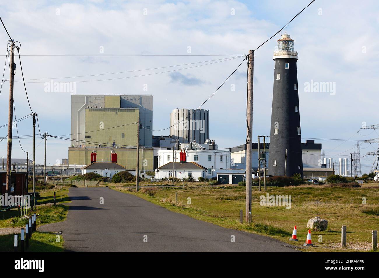 Centrale nucléaire EDF à Dungeness avec pylônes de distribution d'électricité, dungeness, kent, royaume-uni Banque D'Images