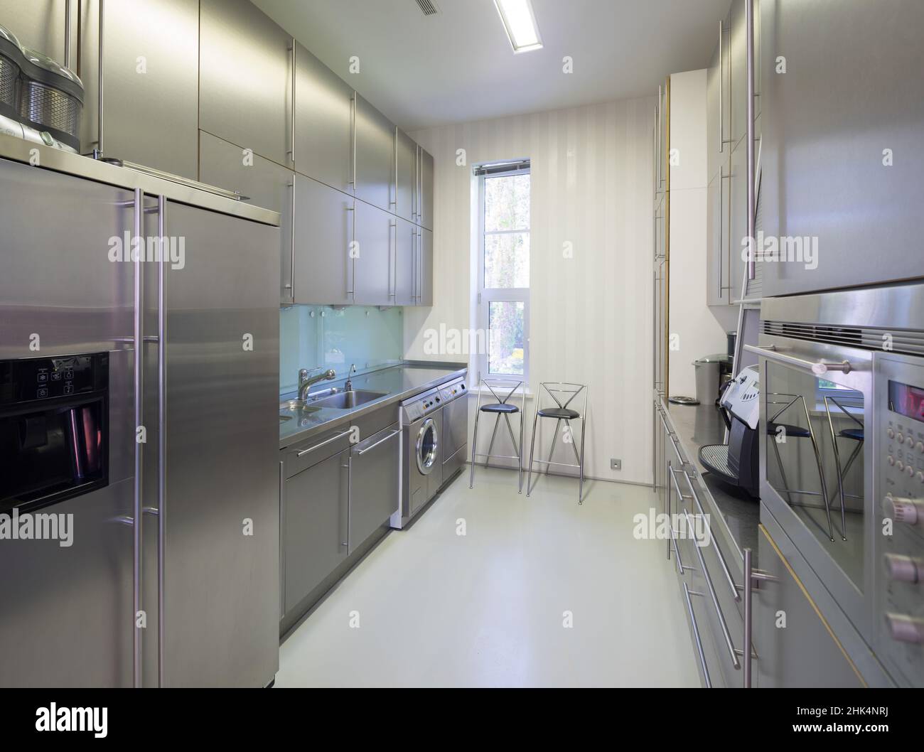 Intérieur moderne d'une cuisine en métal dans un appartement de luxe.Appareils  électroménagers.Lave-linge Photo Stock - Alamy
