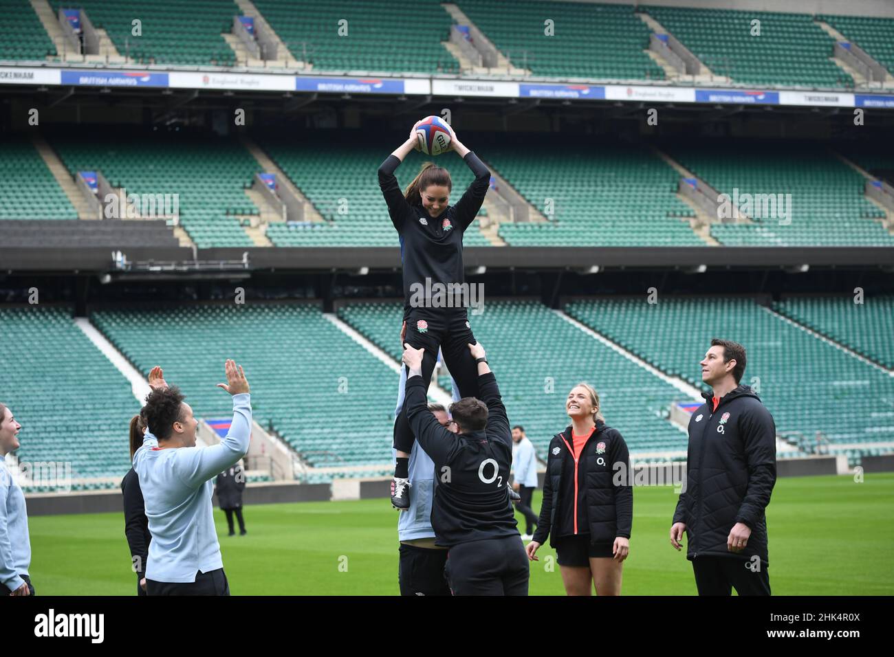 La duchesse de Cambridge, est levée dans une file d'attente alors qu'elle joue le rugby dans son nouveau rôle de patron de la Rugby football Union, lors d'une visite au stade de Twickenham, pour rencontrer des joueurs, des entraîneurs et des arbitres d'Angleterre et participer à une séance d'entraînement sur le terrain.Date de la photo: Mercredi 2 février 2022. Banque D'Images