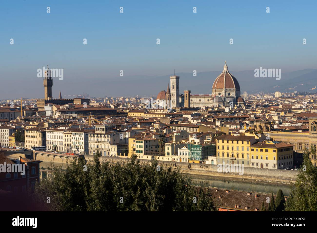 Florence, Italie.Janvier 2022. Le panorama de la ville depuis la Piazzale Michelangelo sur la colline dominant la ville Banque D'Images