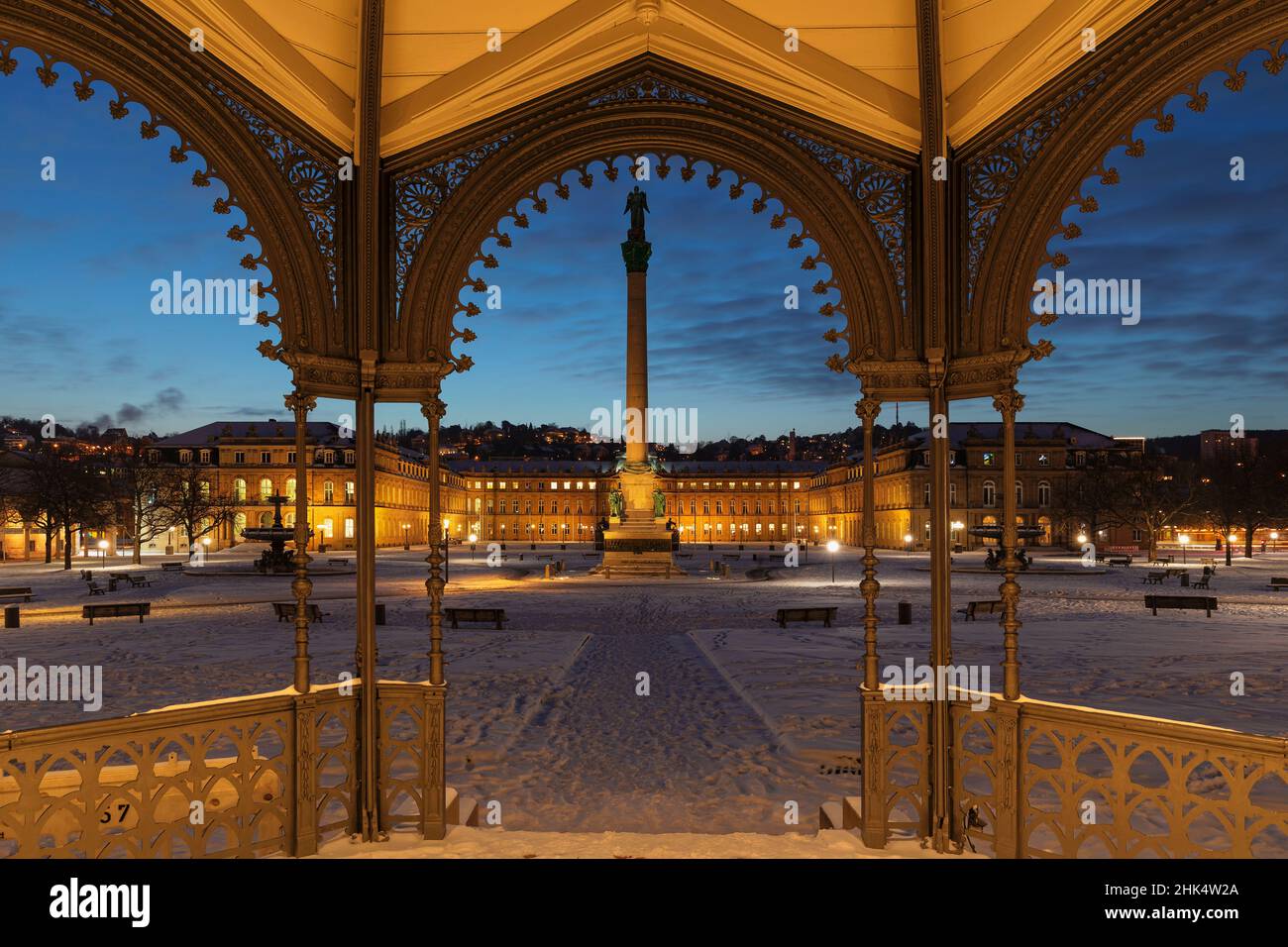 Vue depuis le stand du groupe jusqu'au nouveau château sur la place Schlossplatz, Stuttgart, Neckar Valley, Bade-Wurtemberg, Allemagne,Europe Banque D'Images