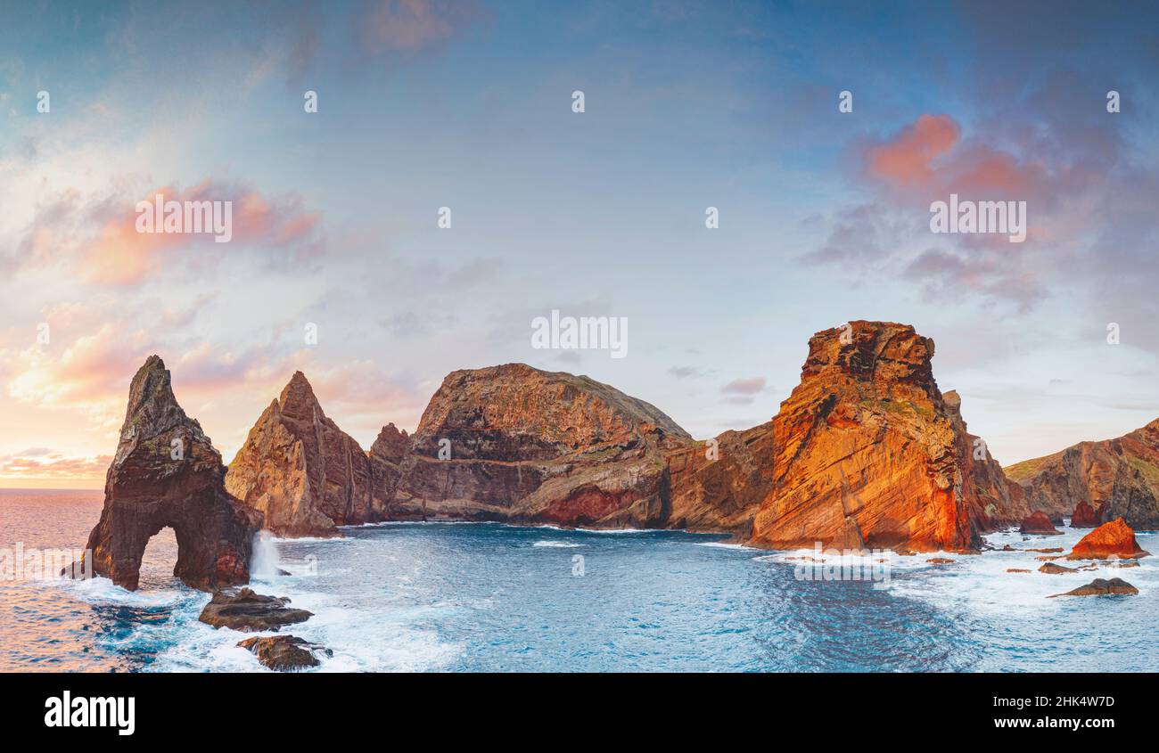 Arche naturelle, rochers en pierre et falaises à l'aube du point de vue de Ponta do Rosto, péninsule de Sao Lourenco, île de Madère, Portugal, Atlantique,Europe Banque D'Images