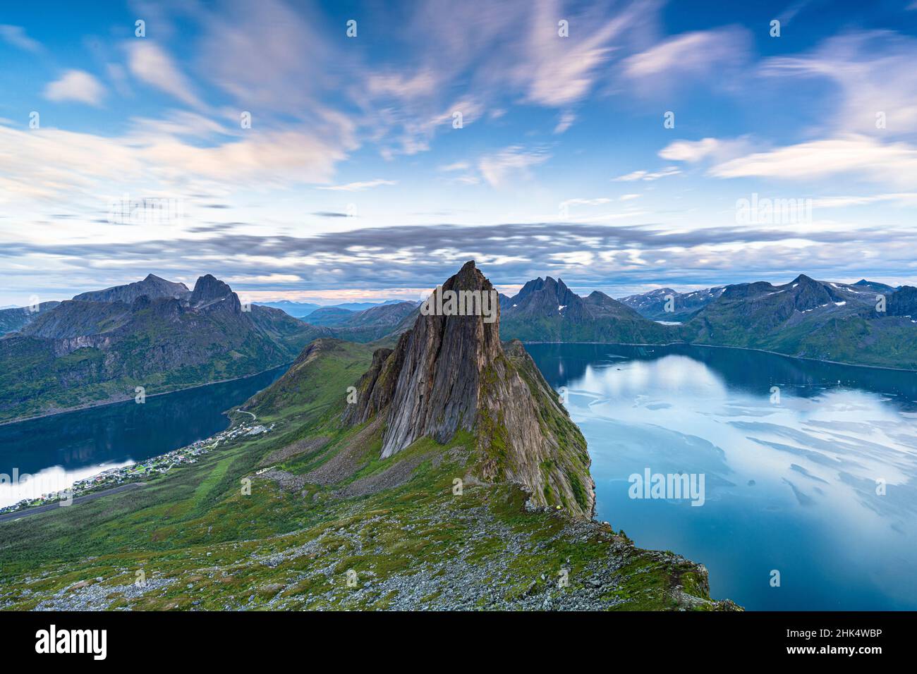 Nuages au coucher du soleil sur l'eau bleue préservée des fjords et de la montagne de Segla, île de Senja, comté de Troms, Norvège, Scandinavie,Europe Banque D'Images