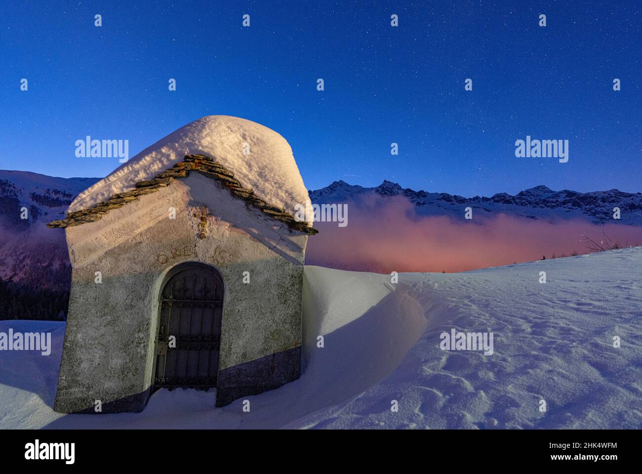Petite chapelle couverte de neige dans la nuit d'hiver étoilée, Andossi, Madesimo, Valchiavenna, Valtellina,Lombardie, Italie, Europe Banque D'Images