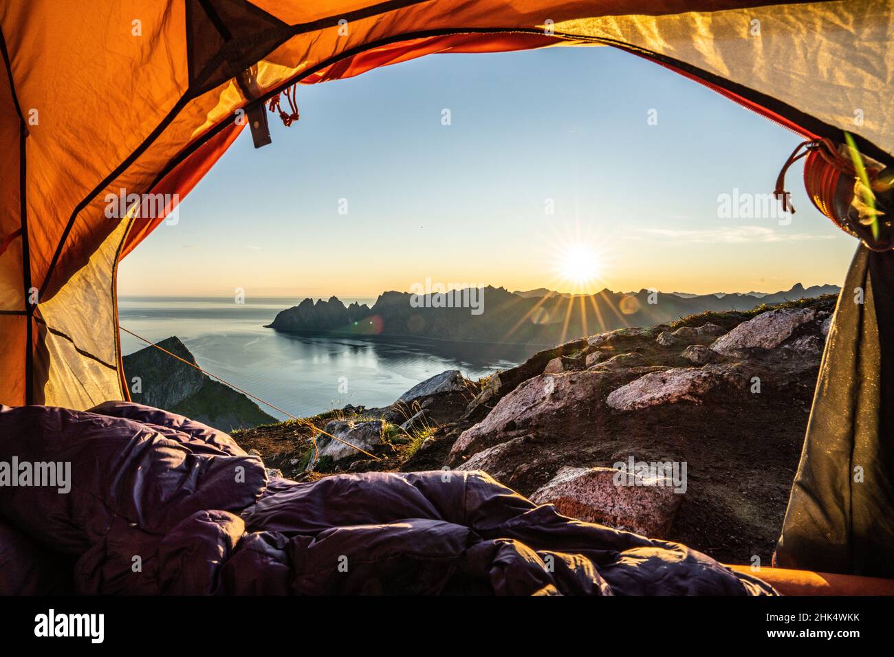Lumière chaude de la vue du lever du soleil depuis l'intérieur de la tente du randonneur, île de Senja, comté de Troms, Norvège, Scandinavie,Europe Banque D'Images