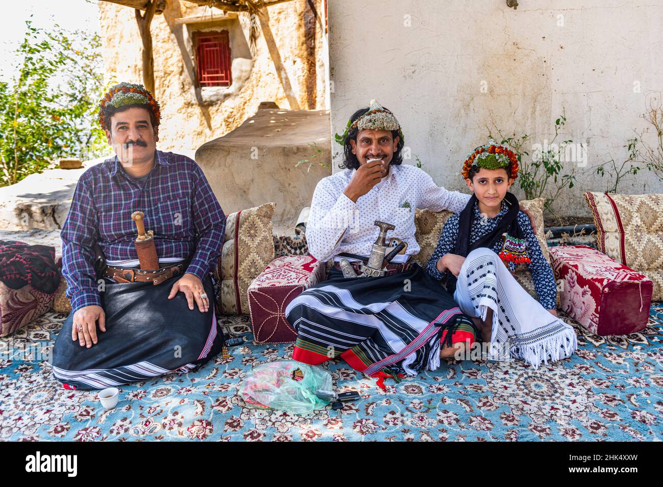 Homme habillé traditionnel de la tribu des hommes Fleur de Qahtani, avec ses fils, montagnes ASiR, Royaume d'Arabie Saoudite, Moyen-Orient Banque D'Images