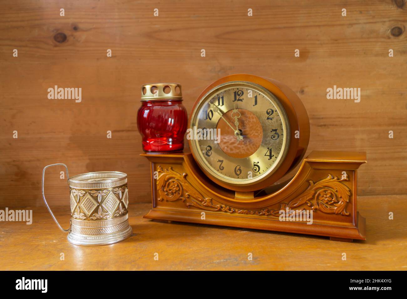 Horloge mécanique en bois vintage dans le placard.Gros plan sur les objets de la maison Banque D'Images
