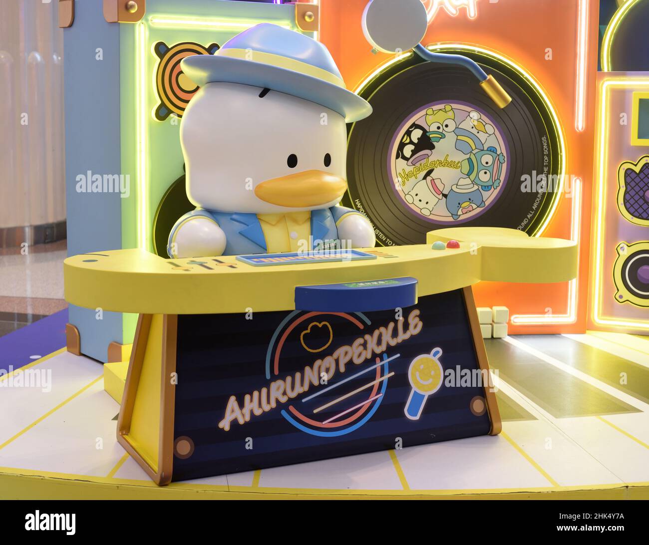 Modèle de personnage de Sanrio Pekle jouant de la carte de musique Banque D'Images