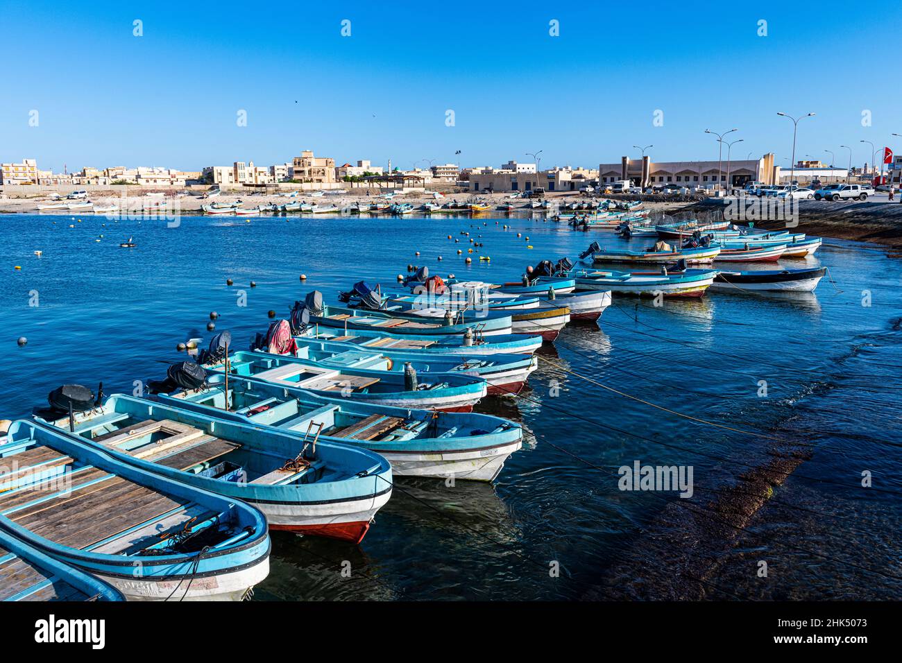 Port de pêche de Mirbat avec petits bateaux de pêche, Salalah, Oman, Moyen-Orient Banque D'Images