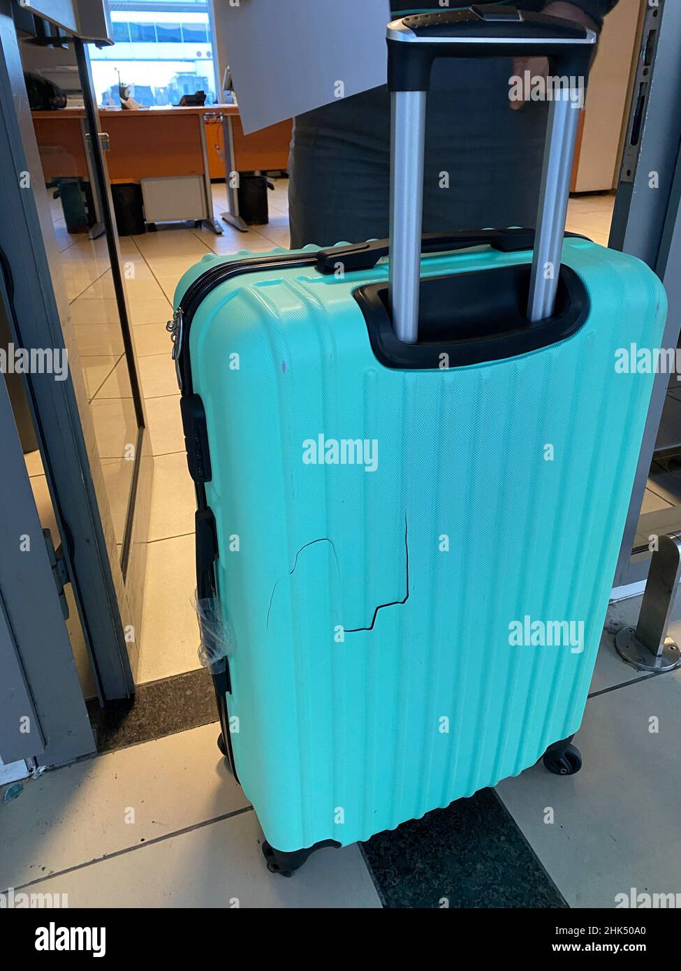 Valise bleue cassée à l'aéroport.Incident avec bagages pendant le vol Photo  Stock - Alamy