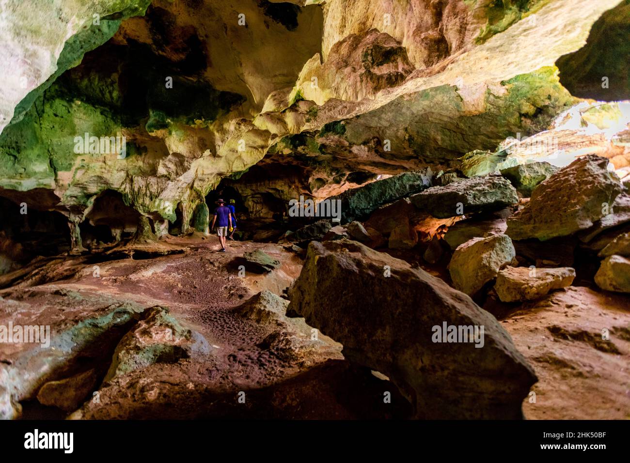 Homme explorant des grottes marines sur les îles du Nord, des Turks et des Caïques, de l'Atlantique, de l'Amérique centrale Banque D'Images