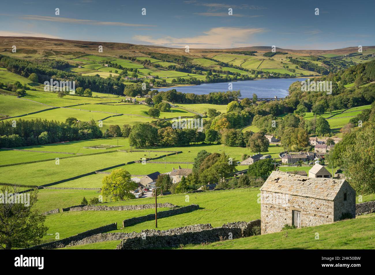 Gouthwaite Reservoir, Dales Barns et Dry Stone Walls à Nidfoot, The Yorkshire Dales, Yorkshire, Angleterre, Royaume-Uni,Europe Banque D'Images