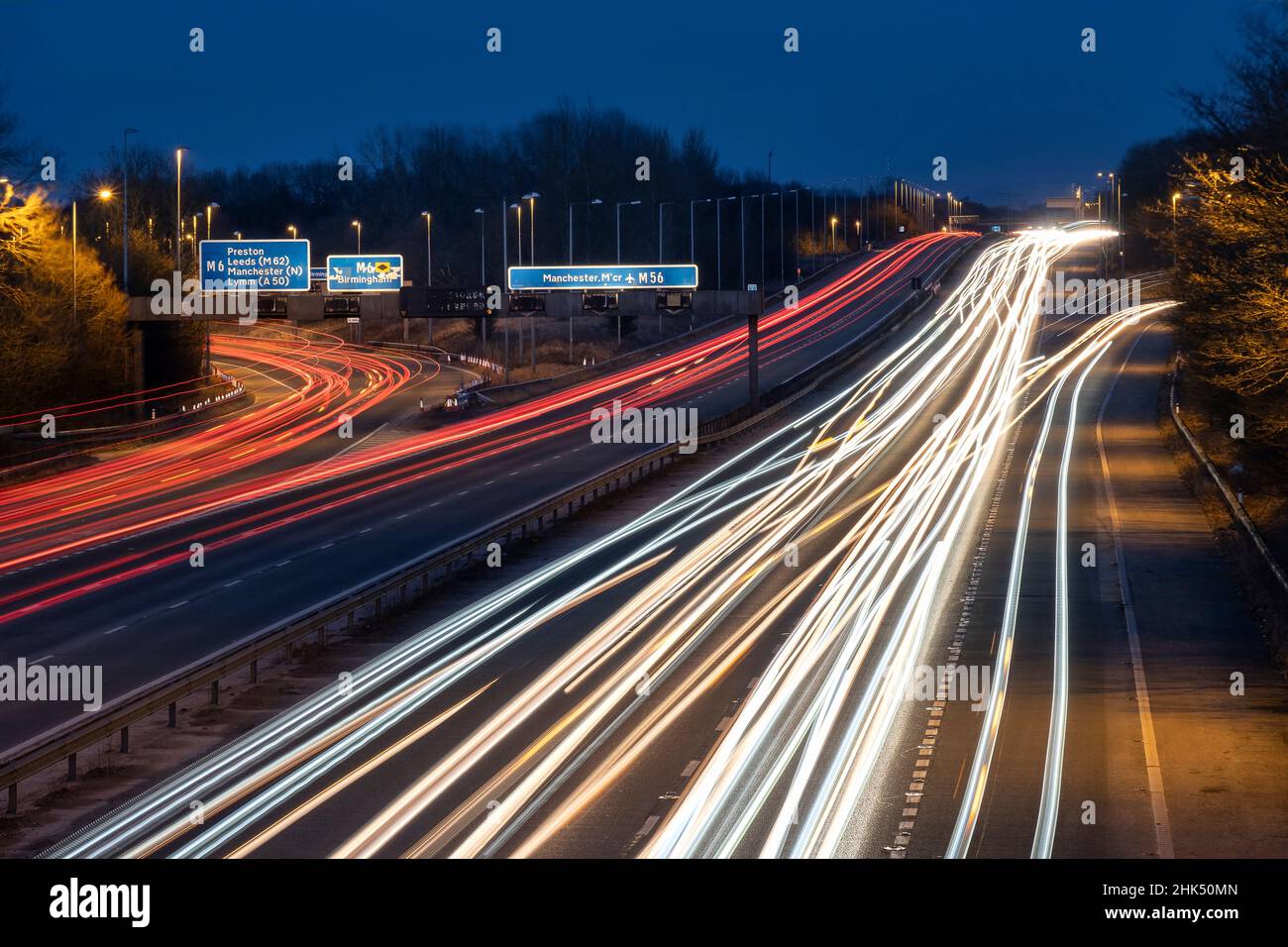 Autoroute M56 de nuit, vue est à la jonction avec la M6, Cheshire, Angleterre, Royaume-Uni, Europe Banque D'Images