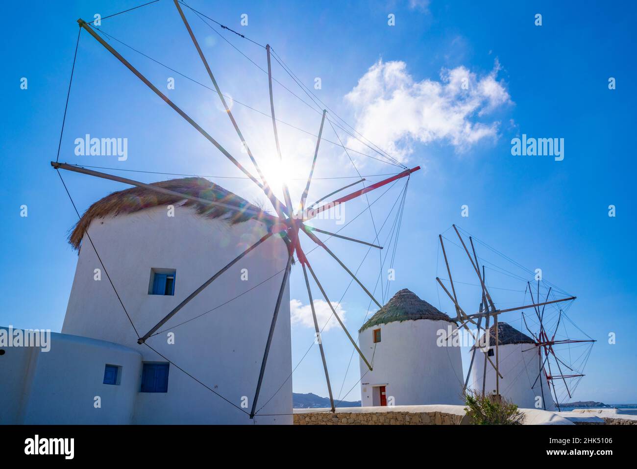 Vue sur les moulins à vent, la ville de Mykonos, Mykonos, les îles Cyclades, les îles grecques,Mer Egée, Grèce, Europe Banque D'Images