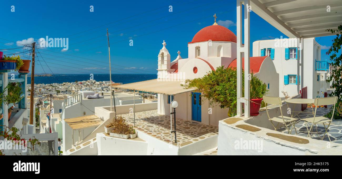 Vue sur une rue étroite et une chapelle en dôme rouge surplombant la mer Égée, la ville de Mykonos, Mykonos, les îles Cyclades, les îles grecques,Mer Egée, Grèce, Europe Banque D'Images