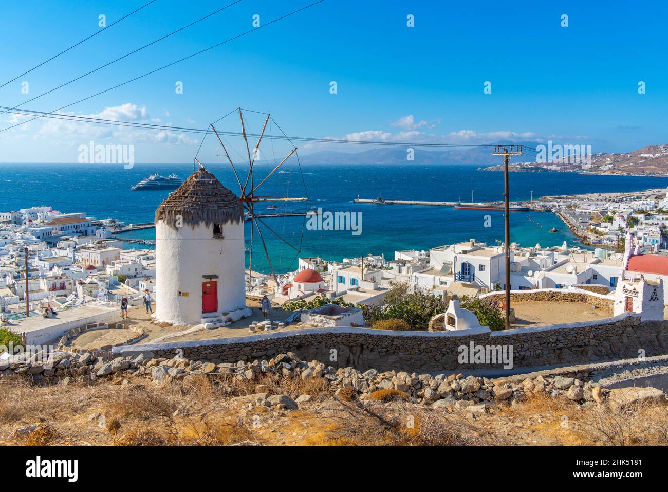 Vue sur le moulin à vent et la mer Égée, la ville de Mykonos, Mykonos, les îles Cyclades, les îles grecques,Mer Egée, Grèce, Europe Banque D'Images