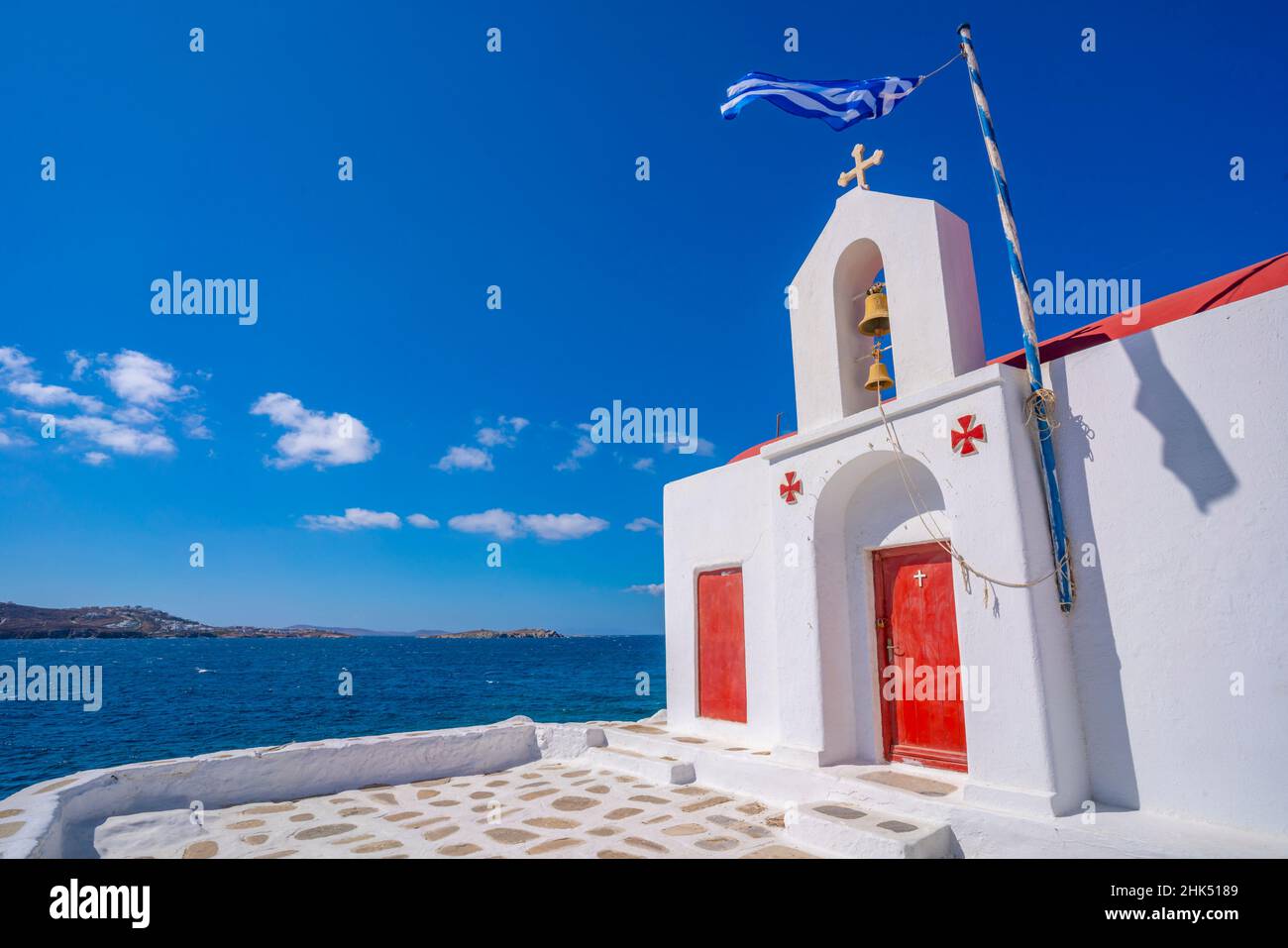 Vue surélevée de la chapelle surplombant la mer Égée, la ville de Mykonos, Mykonos, les îles Cyclades, les îles grecques,Mer Egée, Grèce, Europe Banque D'Images