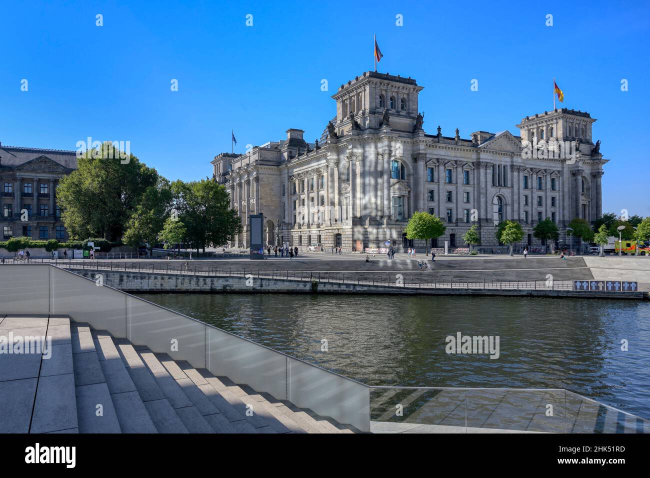 Reichstag bâtiment abritant le Bundestag, le long de la rivière Spree, quartier du Gouvernement, Tiergarten, Berlin, Allemagne,Europe Banque D'Images