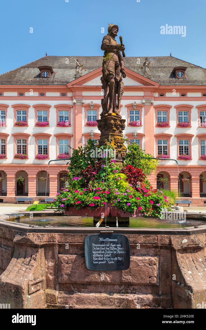 Fontaine de Rohr sur la place du marché avec l'hôtel de ville, Gengenbach, vallée de Kinzigtal, Forêt Noire, Bade-Wurtemberg,Allemagne, Europe Banque D'Images