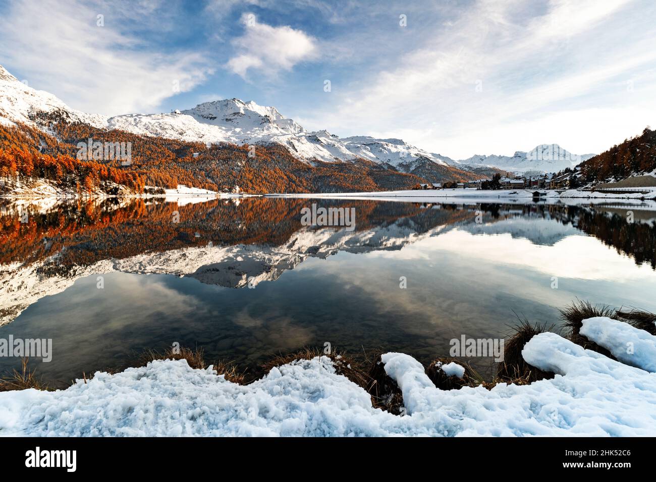 Coucher de soleil sur les pics de Piz Da la Margna et de Piz Corvatsch se reflétant dans le lac Champfer pendant un automne enneigé, Engadine, Graubunden, Suisse, Europe Banque D'Images