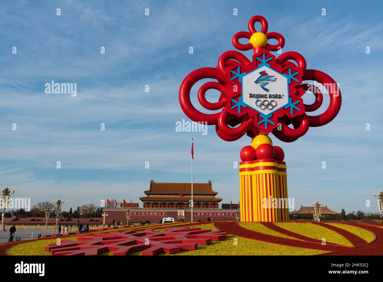 Beijing, Chine - 28 janvier 2022: Noeud chinois, stand décoratif pour la promotion des Jeux Olympiques d'hiver de Beijing 2022 sur la place Tian'anmen, Beijing Banque D'Images
