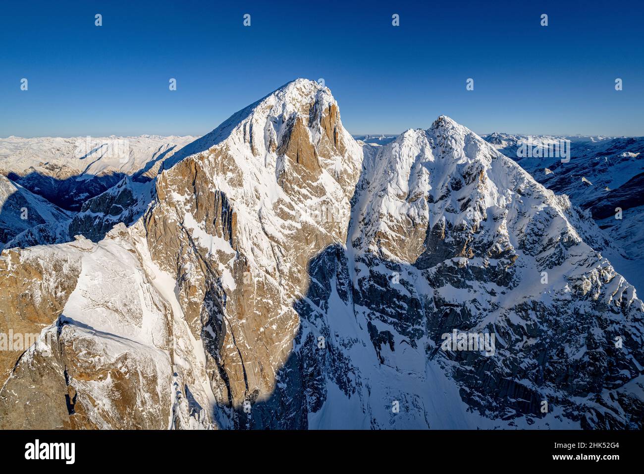 Ciel clair sur le majestueux Pizzo Cengalo en hiver, vue aérienne, Val Masino, Valtellina, province de Sondrio,Lombardie, Italie, Europe Banque D'Images