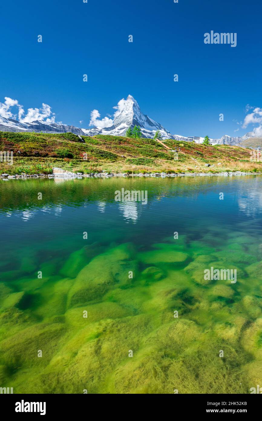 Sommet de Cervin recouvert de neige reflétée dans l'eau claire du lac Leisee, Sunnegga, Zermatt, canton du Valais, Alpes suisses,Suisse, Europe Banque D'Images