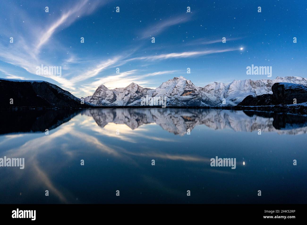 Les montagnes Eiger, Monch et Jungfrau se reflètent dans le lac Engital sous les étoiles, Murren Birg, canton de Berne, Alpes suisses, Suisse,Europe Banque D'Images